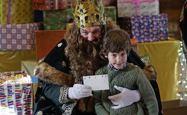 Galería. Poco antes del inicio de la Cabalgata en Donostia los Reyes Magos han recogido las últimas cartas en el Ayuntamiento.