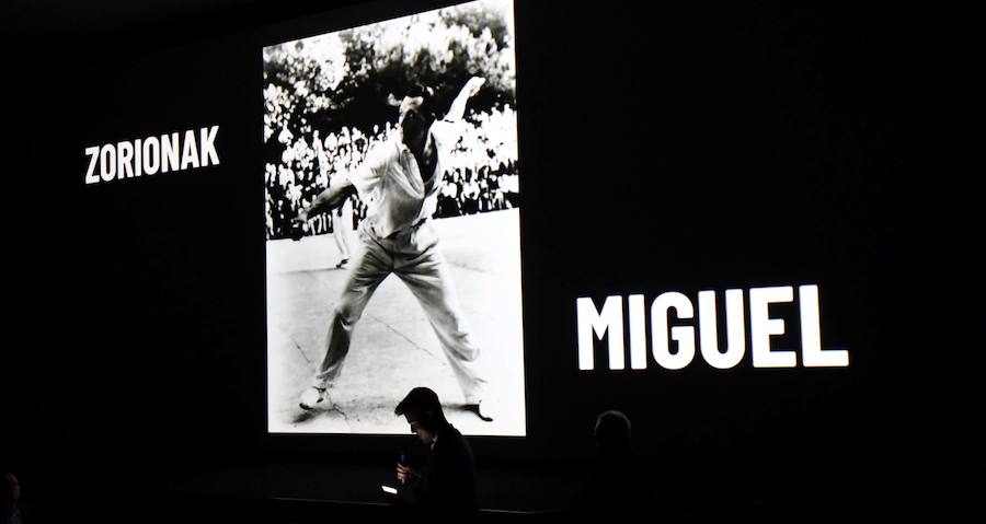 Homenaje a Miguel Gallastegui durante su centenario.  Campeón manomanista en tres ocasiones, en 1948, 1950 y 1951 , marcó una época dentro de la pelota a mano y fue quien tomó el relevo a Atano III en la cúspide de la modalidad