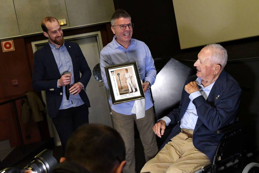 Homenaje a Miguel Gallastegui durante su centenario.  Campeón manomanista en tres ocasiones, en 1948, 1950 y 1951 , marcó una época dentro de la pelota a mano y fue quien tomó el relevo a Atano III en la cúspide de la modalidad