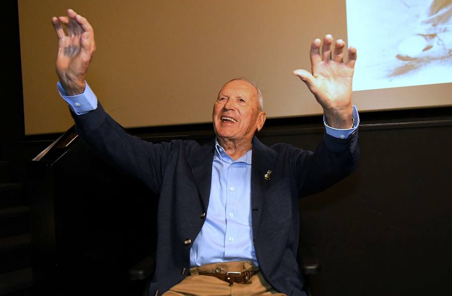 Homenaje a Miguel Gallastegui durante su centenario.  Campeón manomanista en tres ocasiones, en 1948, 1950 y 1951 , marcó una época dentro de la pelota a mano y fue quien tomó el relevo a Atano III en la cúspide de la modalidad