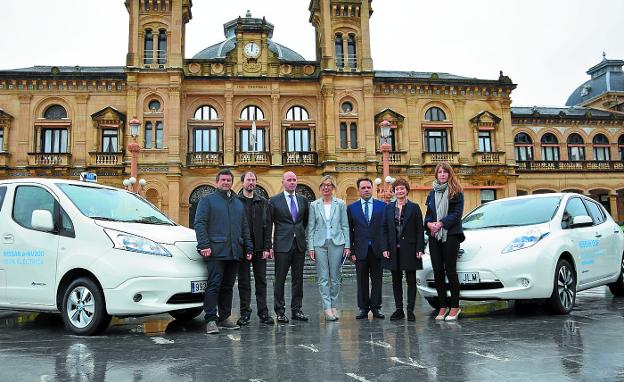 Presentación de los primeros taxis eléctricos testados en la ciudad en 2017, con financiación del programa europeo Replicate.