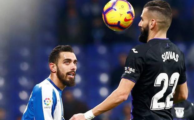 Siovas (d) se prepara para controlar el balón. 