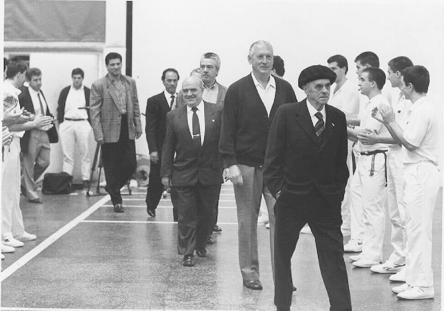 Atano III, Gallastegi e Imanol Murua vienen seguidos de otros pelotaris, aplaudidos por el público y por los finalistas del interpueblos de pelota en una imagen de 1989. 