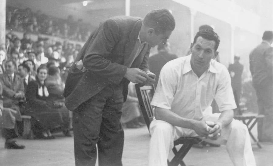 El pelotari Miguel Gallastegi recibe las instrucciones de su botillero Esteban Aguirre durante un partido. 
