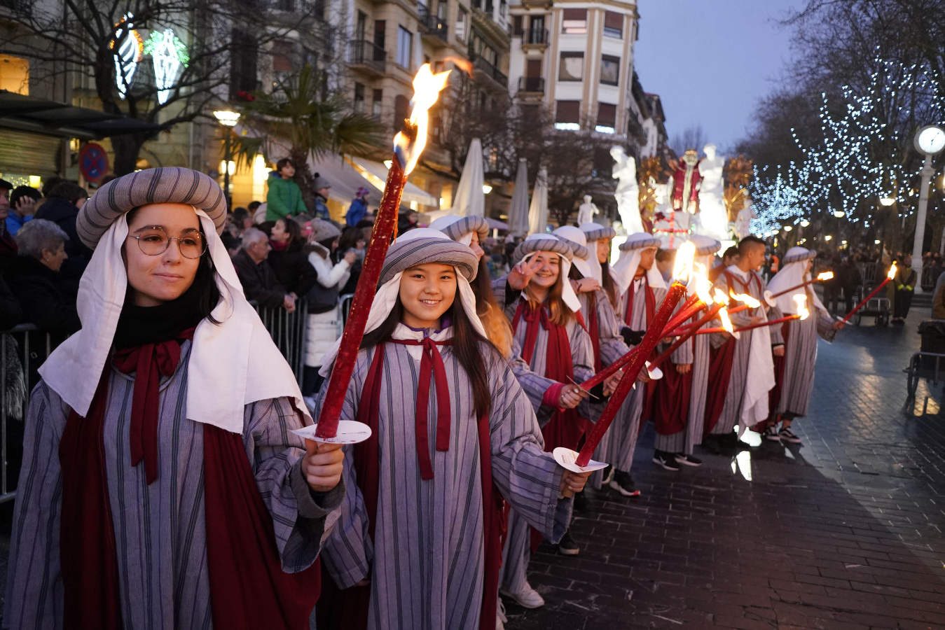 Melchor, Gaspar y Baltasar han recorrido las calles de San Sebastián y han recogido las peticiones y deseos de los más pequeños