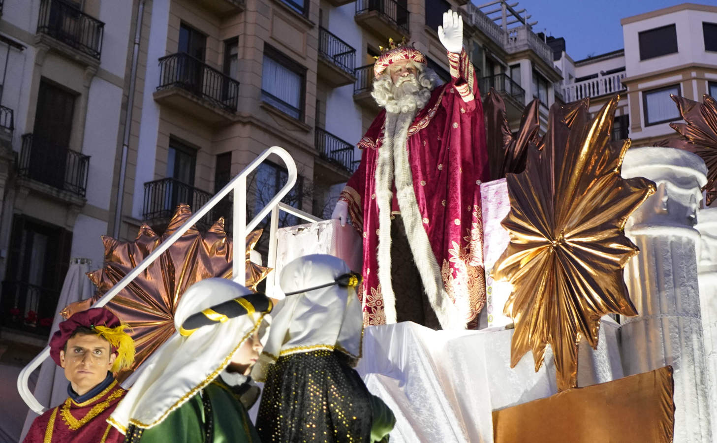 Melchor, Gaspar y Baltasar han recorrido las calles de San Sebastián y han recogido las peticiones y deseos de los más pequeños