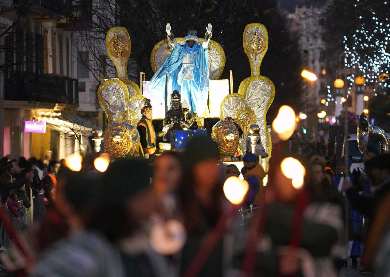 Melchor, Gaspar y Baltasar han recorrido las calles de San Sebastián y han recogido las peticiones y deseos de los más pequeños