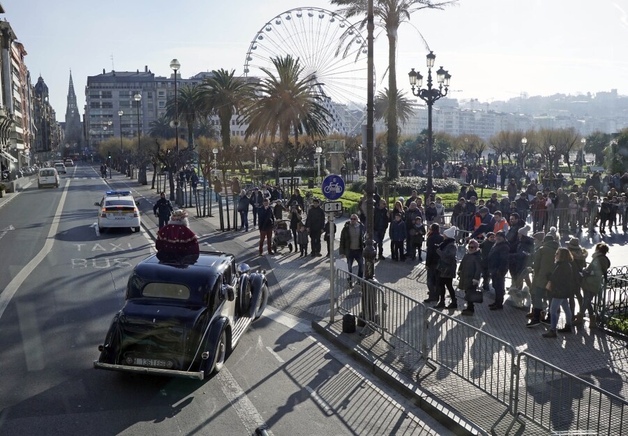 Sus majestades de Oriente se han montado en un elegante automóvil para recorrer los diferentes barrios de la ciudad hasta llegar al Ayuntamiento de la capital. Allí han recogido las últimas cartas antes del gran día. 