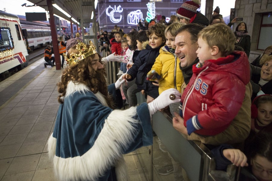 Los Reyes Magos han llegado a Irun en Tren y han comenzado su recorrido por el centro de la ciudad para acabar en el Ayuntamiento. 