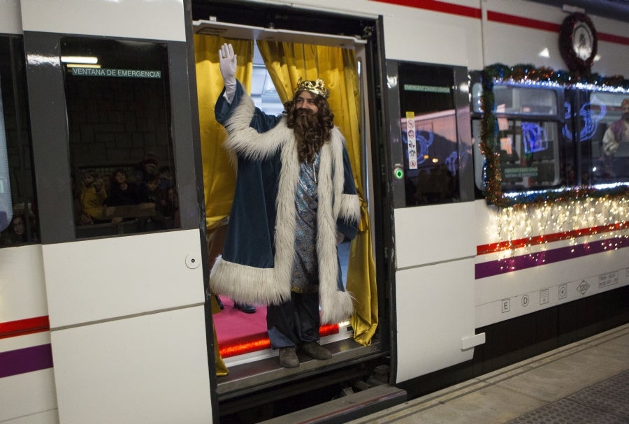 Los Reyes Magos han llegado a Irun en Tren y han comenzado su recorrido por el centro de la ciudad para acabar en el Ayuntamiento. 