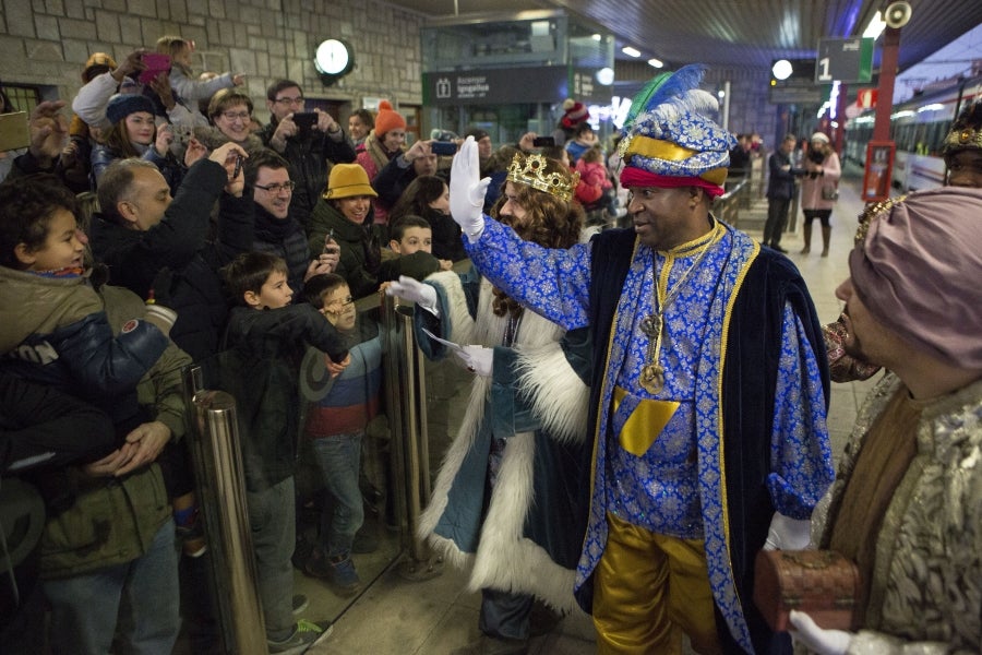 Los Reyes Magos han llegado a Irun en Tren y han comenzado su recorrido por el centro de la ciudad para acabar en el Ayuntamiento. 