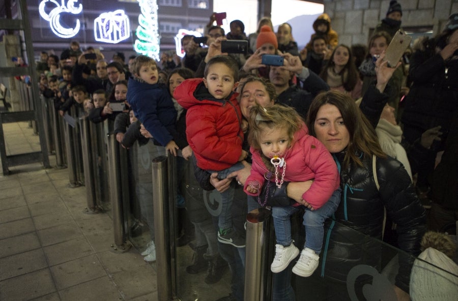 Los Reyes Magos han llegado a Irun en Tren y han comenzado su recorrido por el centro de la ciudad para acabar en el Ayuntamiento. 