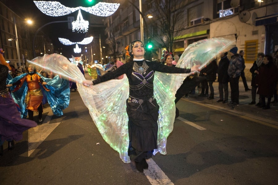 Los Reyes Magos han llegado a Irun en Tren y han comenzado su recorrido por el centro de la ciudad para acabar en el Ayuntamiento. 