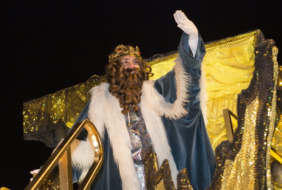 Los Reyes Magos han llegado a Irun en Tren y han comenzado su recorrido por el centro de la ciudad para acabar en el Ayuntamiento. 