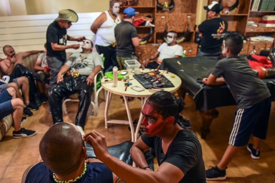 En Riosucio, Colombia, se celebra el Carnaval de los Diablos, una tradición que remonta al siglo XIX. En este caso el Diblo representa la unión entre nativos, españoles y esclavos de antaño.