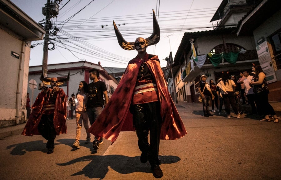 En Riosucio, Colombia, se celebra el Carnaval de los Diablos, una tradición que remonta al siglo XIX. En este caso el Diblo representa la unión entre nativos, españoles y esclavos de antaño.