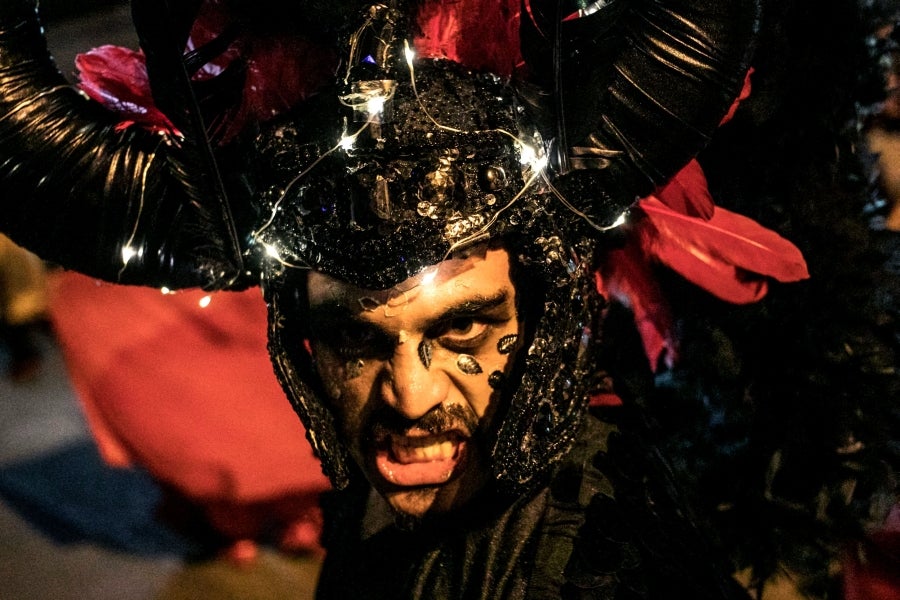 En Riosucio, Colombia, se celebra el Carnaval de los Diablos, una tradición que remonta al siglo XIX. En este caso el Diblo representa la unión entre nativos, españoles y esclavos de antaño.