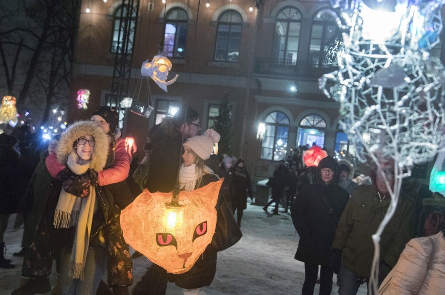 Los vecinos de Helsinki inauguran el Año Nuevo con un Festival de luces que recorre toda la ciudad, desde las fachadas hasta el suelo. 