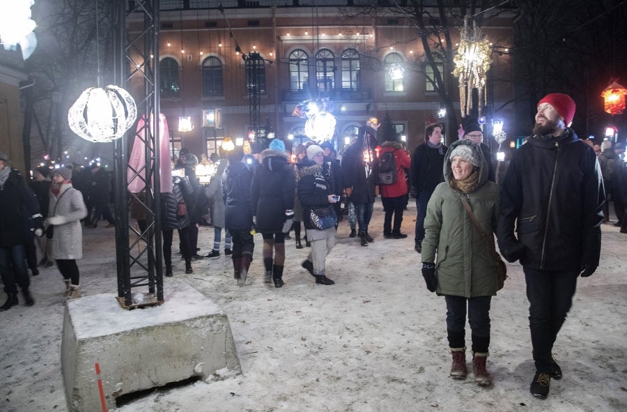Los vecinos de Helsinki inauguran el Año Nuevo con un Festival de luces que recorre toda la ciudad, desde las fachadas hasta el suelo. 