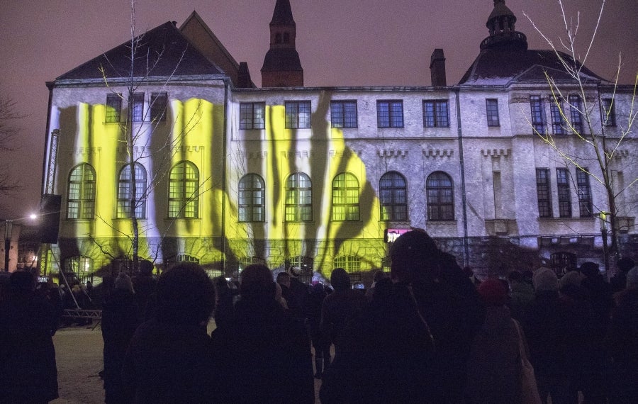 Los vecinos de Helsinki inauguran el Año Nuevo con un Festival de luces que recorre toda la ciudad, desde las fachadas hasta el suelo. 