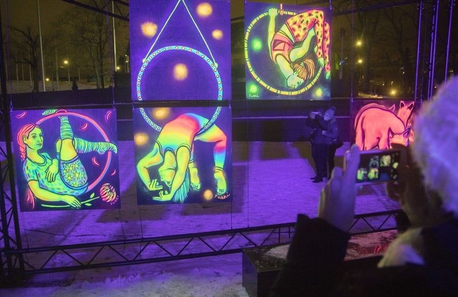 Los vecinos de Helsinki inauguran el Año Nuevo con un Festival de luces que recorre toda la ciudad, desde las fachadas hasta el suelo. 