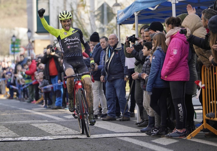 Los hermanos Izagirre han tenido que abandonar este domingo en el ciclo-cross de Ormaiztegi tras una caída. Los dos ciclistas, que hacían su debut en competición con el Astana, se han caído en una bajada siendo Gorka el que se ha llevado la peor parte. La prueba de élite la ha vencido Javier Ruiz de Larrinaga que se retira del ciclo-cross tras 13 años disputando pruebas en Euskadi
