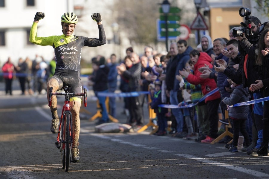 Los hermanos Izagirre han tenido que abandonar este domingo en el ciclo-cross de Ormaiztegi tras una caída. Los dos ciclistas, que hacían su debut en competición con el Astana, se han caído en una bajada siendo Gorka el que se ha llevado la peor parte. La prueba de élite la ha vencido Javier Ruiz de Larrinaga que se retira del ciclo-cross tras 13 años disputando pruebas en Euskadi