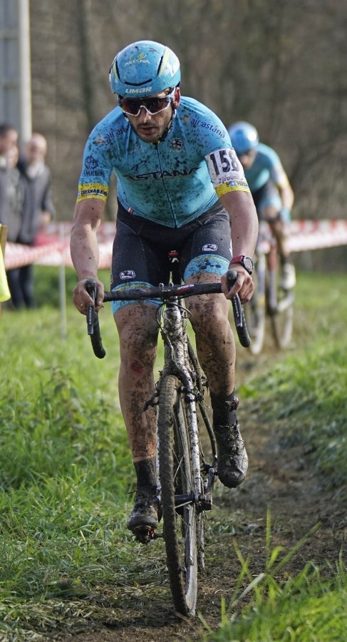 Los hermanos Izagirre han tenido que abandonar este domingo en el ciclo-cross de Ormaiztegi tras una caída. Los dos ciclistas, que hacían su debut en competición con el Astana, se han caído en una bajada siendo Gorka el que se ha llevado la peor parte. La prueba de élite la ha vencido Javier Ruiz de Larrinaga que se retira del ciclo-cross tras 13 años disputando pruebas en Euskadi