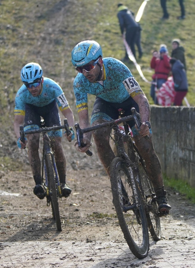 Los hermanos Izagirre han tenido que abandonar este domingo en el ciclo-cross de Ormaiztegi tras una caída. Los dos ciclistas, que hacían su debut en competición con el Astana, se han caído en una bajada siendo Gorka el que se ha llevado la peor parte. La prueba de élite la ha vencido Javier Ruiz de Larrinaga que se retira del ciclo-cross tras 13 años disputando pruebas en Euskadi