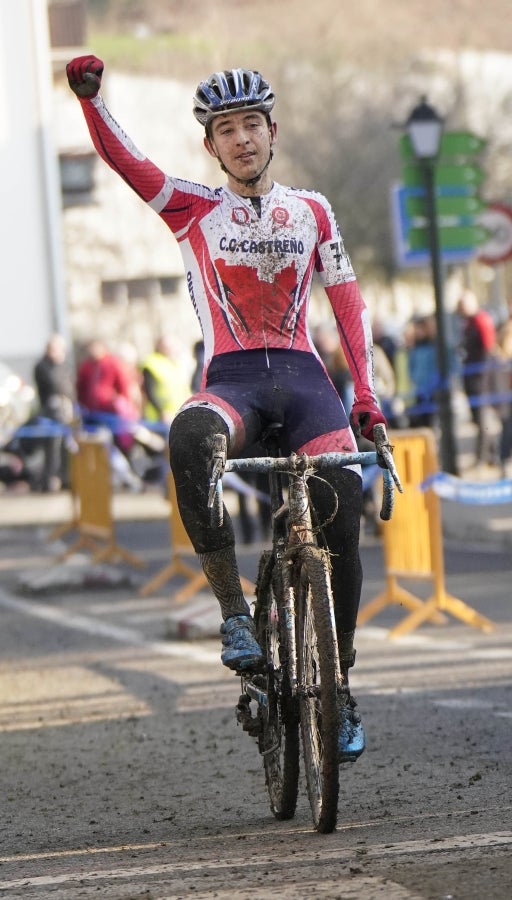 Los hermanos Izagirre han tenido que abandonar este domingo en el ciclo-cross de Ormaiztegi tras una caída. Los dos ciclistas, que hacían su debut en competición con el Astana, se han caído en una bajada siendo Gorka el que se ha llevado la peor parte. La prueba de élite la ha vencido Javier Ruiz de Larrinaga que se retira del ciclo-cross tras 13 años disputando pruebas en Euskadi