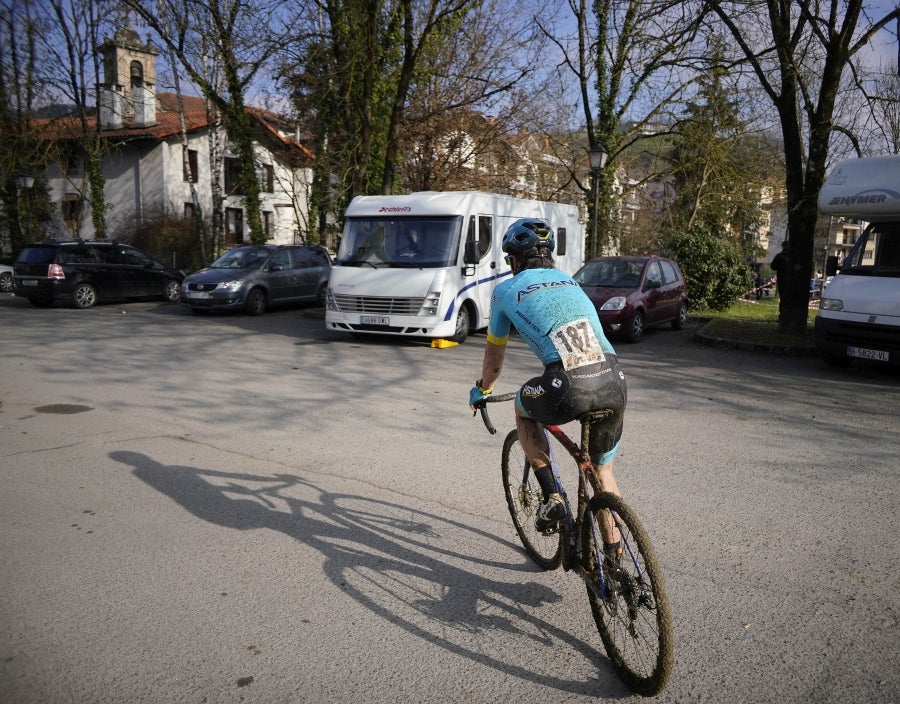 Los hermanos Izagirre han tenido que abandonar este domingo en el ciclo-cross de Ormaiztegi tras una caída. Los dos ciclistas, que hacían su debut en competición con el Astana, se han caído en una bajada siendo Gorka el que se ha llevado la peor parte. La prueba de élite la ha vencido Javier Ruiz de Larrinaga que se retira del ciclo-cross tras 13 años disputando pruebas en Euskadi