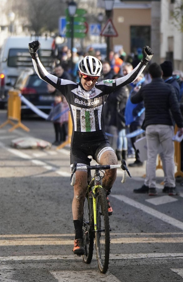 Los hermanos Izagirre han tenido que abandonar este domingo en el ciclo-cross de Ormaiztegi tras una caída. Los dos ciclistas, que hacían su debut en competición con el Astana, se han caído en una bajada siendo Gorka el que se ha llevado la peor parte. La prueba de élite la ha vencido Javier Ruiz de Larrinaga que se retira del ciclo-cross tras 13 años disputando pruebas en Euskadi