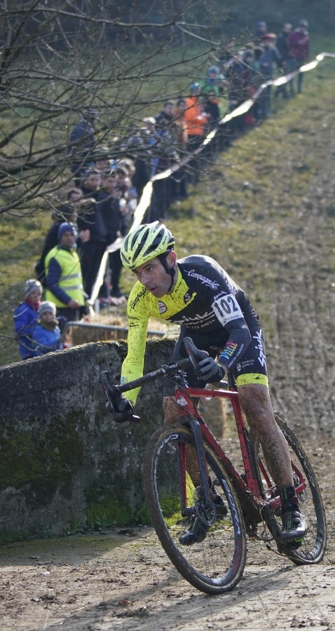 Los hermanos Izagirre han tenido que abandonar este domingo en el ciclo-cross de Ormaiztegi tras una caída. Los dos ciclistas, que hacían su debut en competición con el Astana, se han caído en una bajada siendo Gorka el que se ha llevado la peor parte. La prueba de élite la ha vencido Javier Ruiz de Larrinaga que se retira del ciclo-cross tras 13 años disputando pruebas en Euskadi