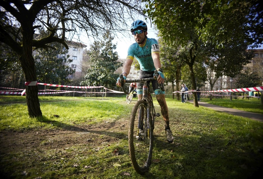 Los hermanos Izagirre han tenido que abandonar este domingo en el ciclo-cross de Ormaiztegi tras una caída. Los dos ciclistas, que hacían su debut en competición con el Astana, se han caído en una bajada siendo Gorka el que se ha llevado la peor parte. La prueba de élite la ha vencido Javier Ruiz de Larrinaga que se retira del ciclo-cross tras 13 años disputando pruebas en Euskadi