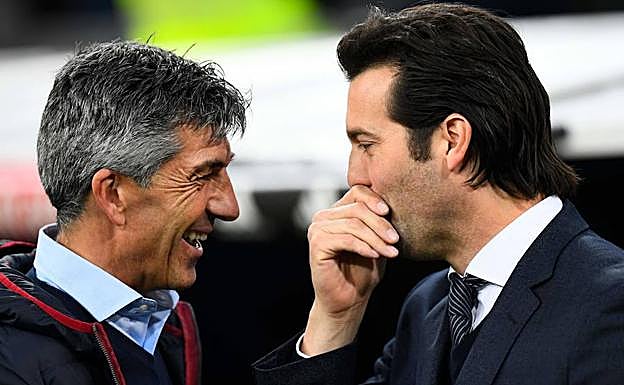 Imanol conversa con Solari antes del inicio del Real Madrid - Real Sociedad.