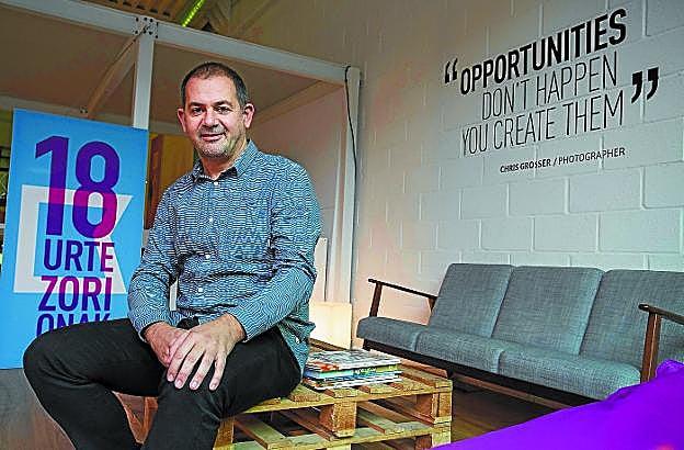 Joseba Egaña en la sede de Kendu, en Donostia, que él fundó y dirige.