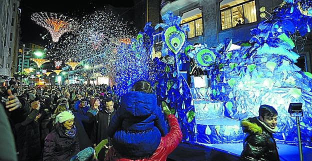 Color. Lluvia de confeti al paso de la carroza por la calle Toribio Etxebarria, recta final de un recorrido que llenó las calles de gente de todas las edades. 