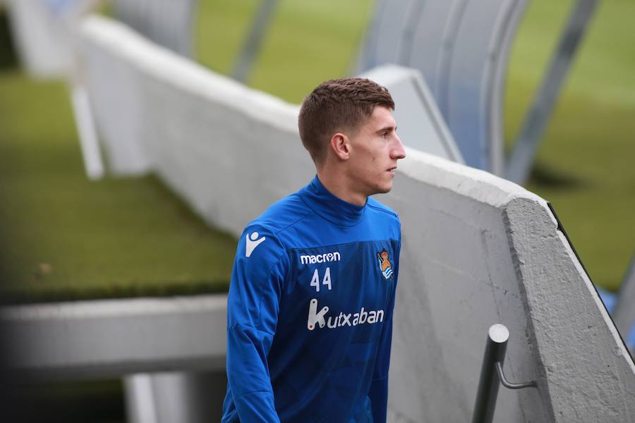 Los titulares ayer en Madrid han hecho trabajo de recuperación bajo techo y los que no salieron de inicio y no fueron convocados se han entrenado a buen nivel en el campo principal, jaleados todos por los escolares presentes en la grada. 