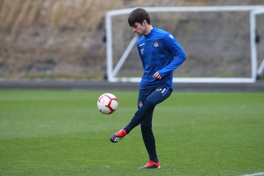 Los titulares ayer en Madrid han hecho trabajo de recuperación bajo techo y los que no salieron de inicio y no fueron convocados se han entrenado a buen nivel en el campo principal, jaleados todos por los escolares presentes en la grada. 