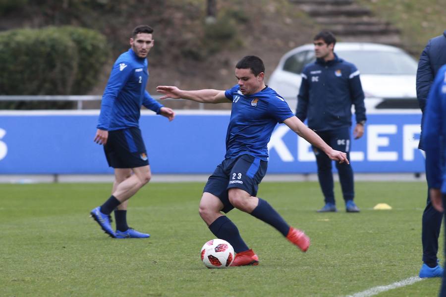 Los titulares ayer en Madrid han hecho trabajo de recuperación bajo techo y los que no salieron de inicio y no fueron convocados se han entrenado a buen nivel en el campo principal, jaleados todos por los escolares presentes en la grada. 