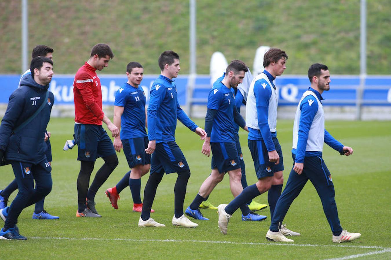 Los titulares ayer en Madrid han hecho trabajo de recuperación bajo techo y los que no salieron de inicio y no fueron convocados se han entrenado a buen nivel en el campo principal, jaleados todos por los escolares presentes en la grada. 