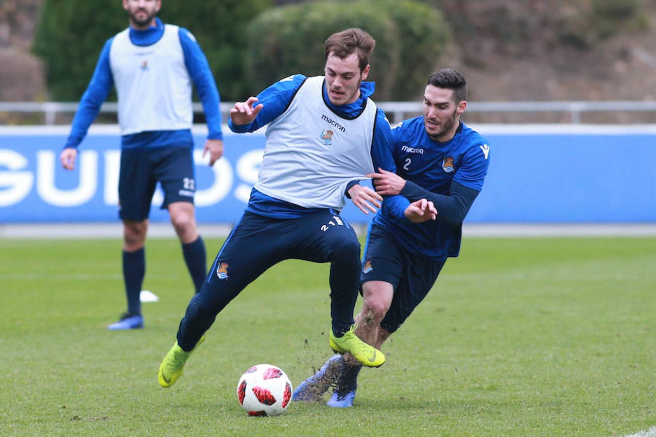 Los titulares ayer en Madrid han hecho trabajo de recuperación bajo techo y los que no salieron de inicio y no fueron convocados se han entrenado a buen nivel en el campo principal, jaleados todos por los escolares presentes en la grada. 