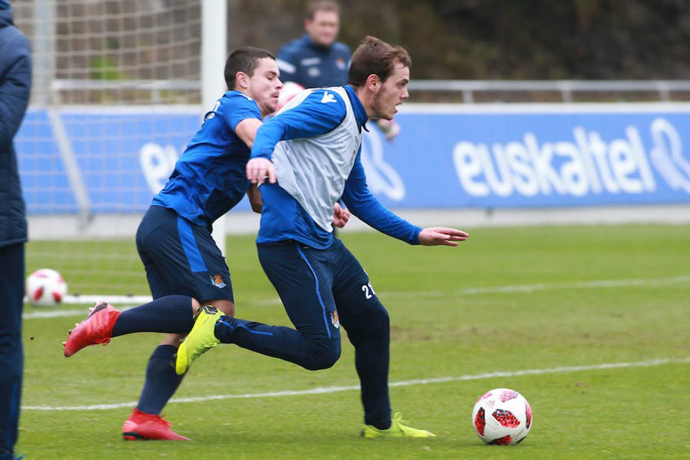 Los titulares ayer en Madrid han hecho trabajo de recuperación bajo techo y los que no salieron de inicio y no fueron convocados se han entrenado a buen nivel en el campo principal, jaleados todos por los escolares presentes en la grada. 