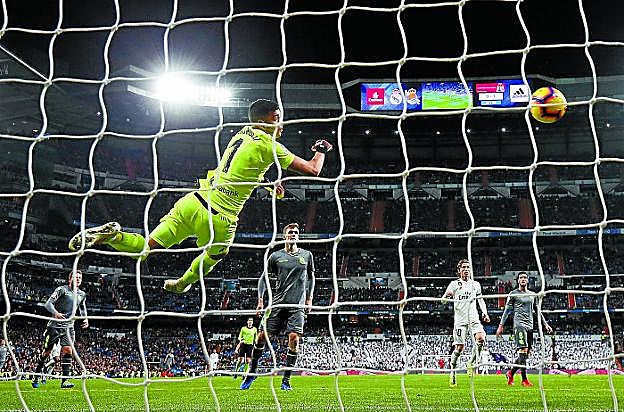 Rulli vuela en el cielo de Madrid. El argentino fue un coloso en la portería de la Real.