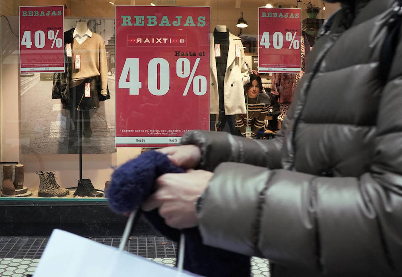 Los comercios de Gipuzkoa se llenaron ayer de clientes en busca de las mejores ofertas 