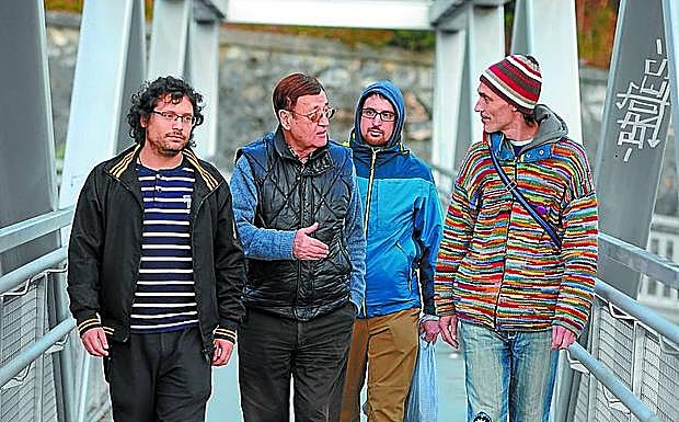 Igor, José Manuel, Iker y Juanmi charlan. 