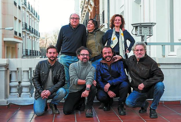 La compañía, compuesta por Ramon Fontserè, Juan Pablo Mazorra, Rubén Romero, Pilar Sáenz, Dolors Tuneu y Xevi Vilà, durante la presentación de su obra 'Señor Ruiseñor'. 