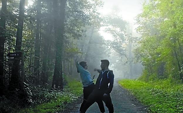 Gurs-en egindako koreografiaren irudi bat Dantzaz konpainiarekin.