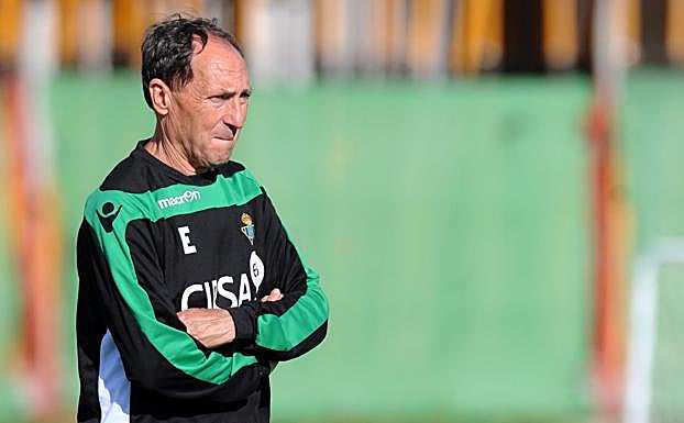 José Ramón Esnaola, ataviado con la ropa del Betis, en un entrenamiento del equipo.