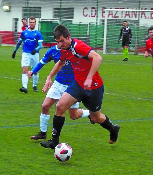 Axier Lizartza autor del tercer gol, conduce el balón. 